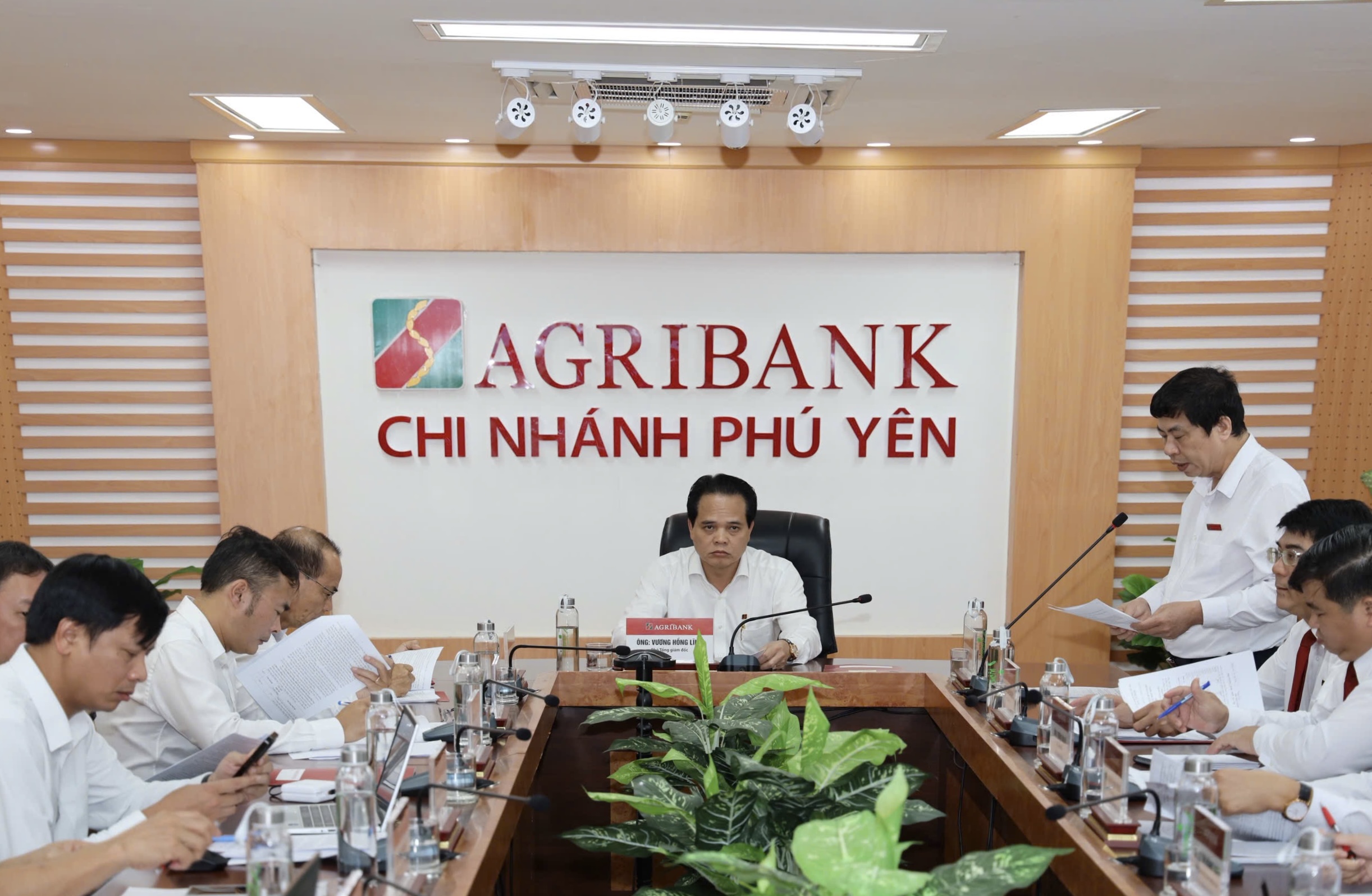 Phó Tổng Giám đốc Vương Hồng Lĩnh chủ trì buổi làm việc với Agribank chi nhánh Phú Yên