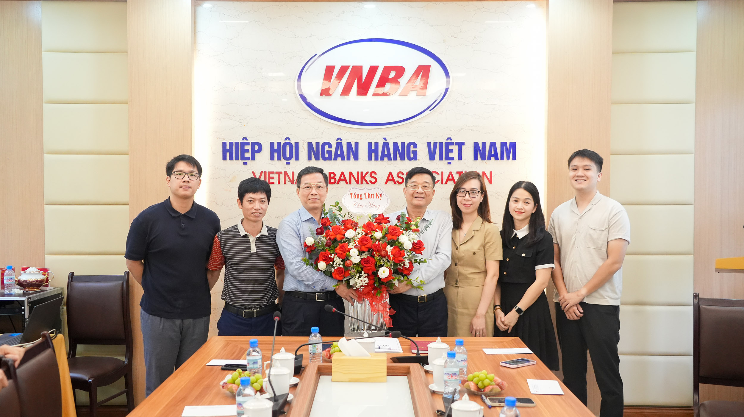 TS Nguyễn Quốc Hùng tặng hoa cán bộ, nhân viên Trung tâm Đào tạo nhân Ngày Nhà giáo Việt Nam 20/11