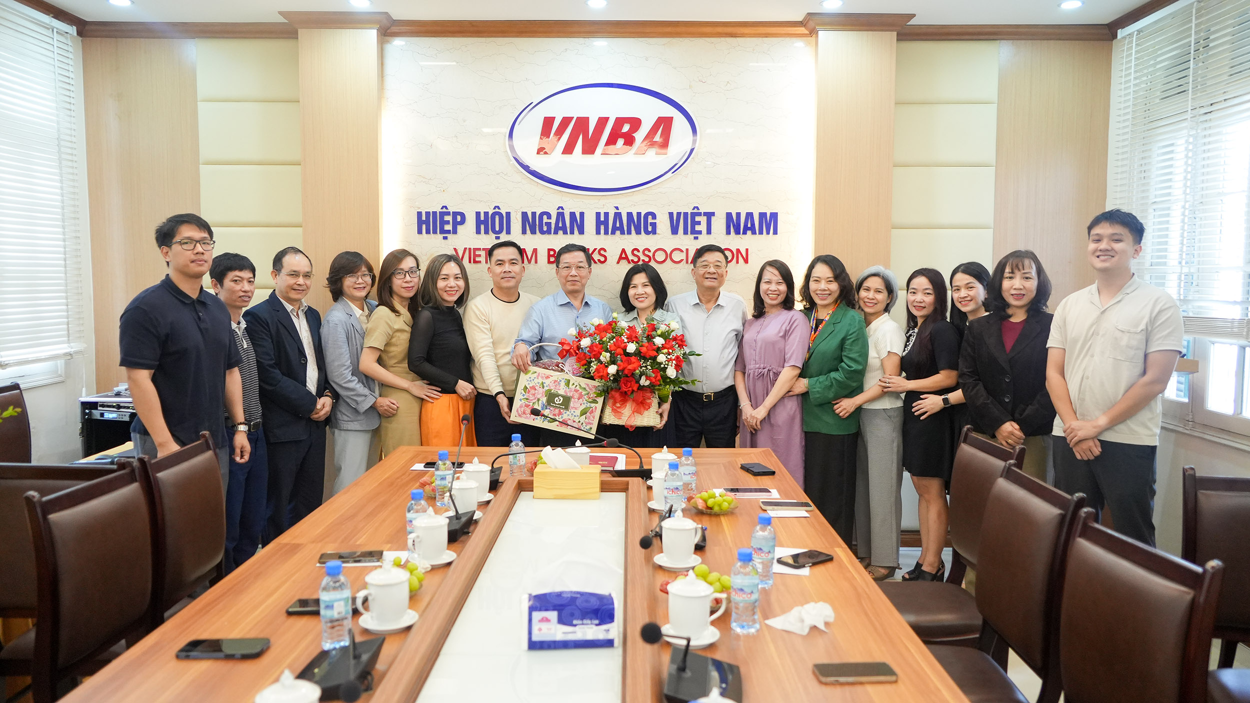 Lãnh đạo Hiệp hội Ngân hàng Việt Nam tặng hoa cán bộ, nhân viên Trung tâm Đào tạo nhân Ngày Nhà giáo Việt Nam 20/11