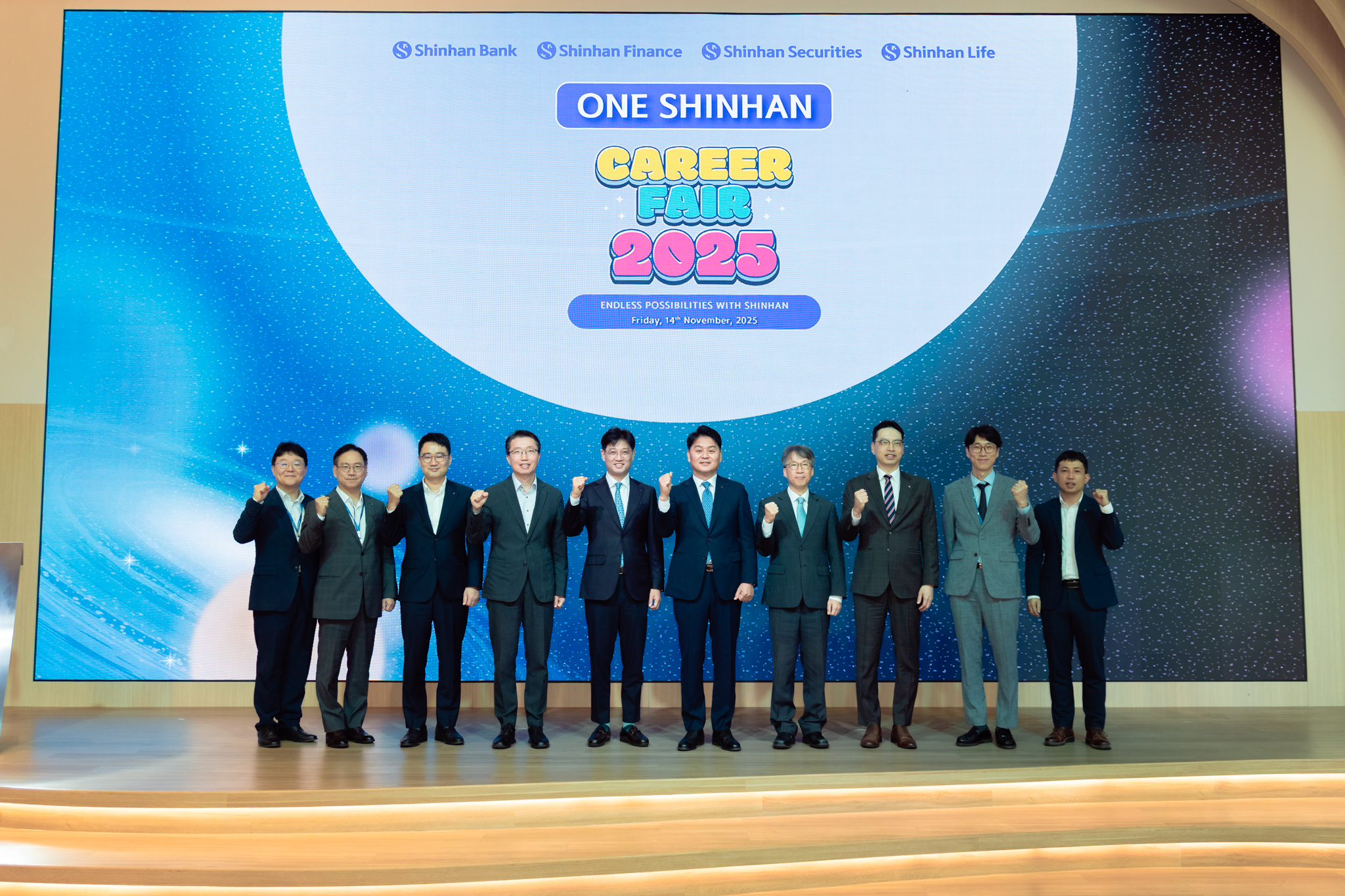 Sự kiện One Shinhan Career thể hiện thể hiện tinh thần “One Shinhan” gắn kết bền chặt trên mọi phương diện, từ chiến lược phát triển hệ sinh thái sản phẩm, tài chính đa dạng, xây dựng văn hóa doanh nghiệp thống nhất cho đến việc đồng hành cùng thế hệ trẻ trên hành trình định hướng nghề nghiệp và phát triển tương lai.
