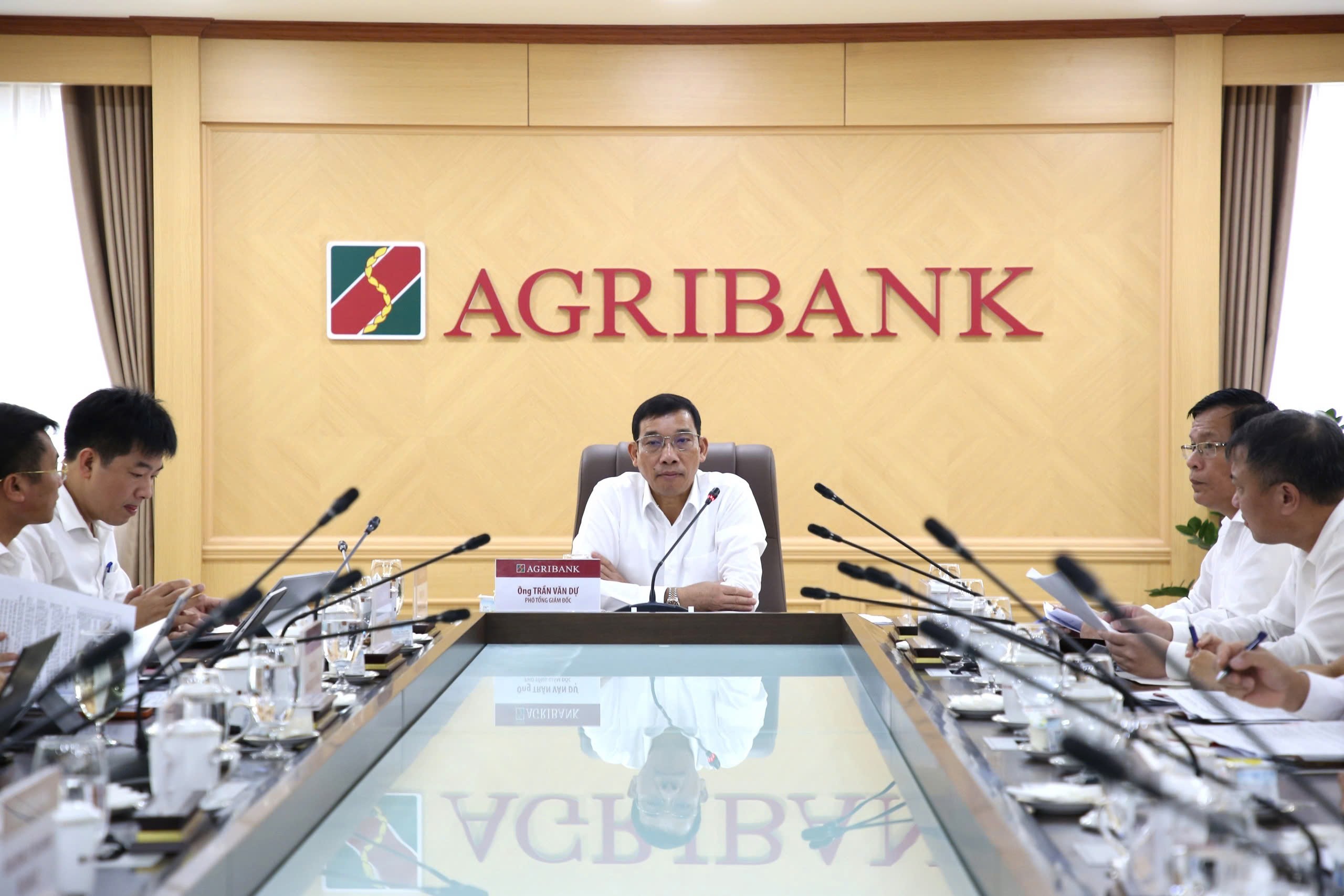 Phó Tổng Giám đốc Trần Văn Dự chủ trì buổi làm việc với 4 chi nhánh tại TP. Hồ Chí Minh