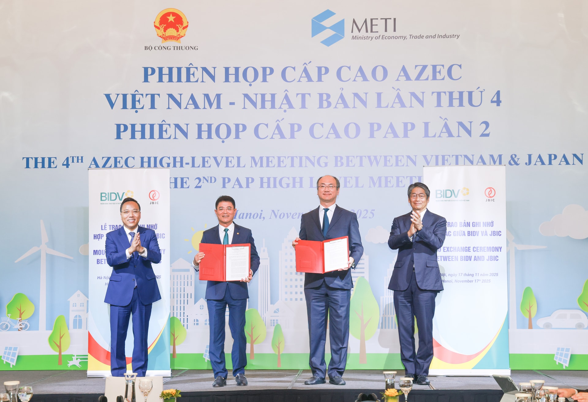 BIDV và JBIC trao Thỏa thuận hợp tác (MOU) hỗ trợ quá trình khử các-bon và chuyển đổi năng lượng của Việt Nam trước sự chứng kiến của Đại sứ Đặc mệnh Toàn quyền Nhật Bản tại Việt Nam Ito Naoki và Thứ trưởng Bộ Công thương Nguyễn Hoàng Long.