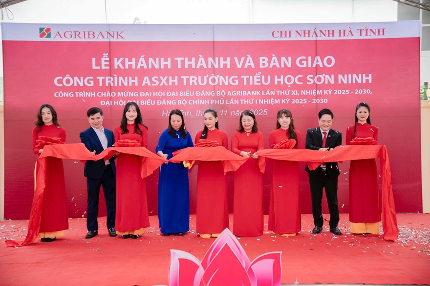 Đại diện lãnh đạo Agribank Chi nhánh Hà Tĩnh cùng chính quyền địa phương và nhà trường cùng cắt băng khánh thành công trình Trường Tiểu học Sơn Ninh