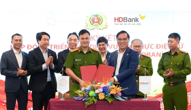 HDBank và Trung tâm Nghiên cứu, Ứng dụng Dữ liệu Dân cư và Căn cước công dân (Trung tâm RAR) – Bộ Công an đã ký kết thỏa thuận hợp tác chiến lược để Tích hợp VNeID, mang trải nghiệm số thuận tiện cho khách hàng - Ảnh: VGP/PD