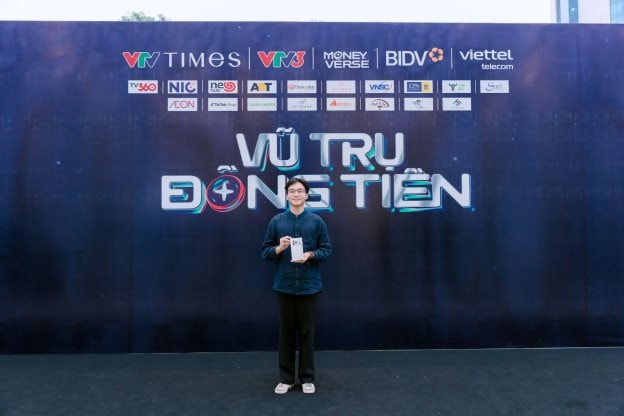 Khán giả may mắn nhận iPhone 17 ngay tại sân khấu Chung kết Vũ trụ Đồng tiền 2025