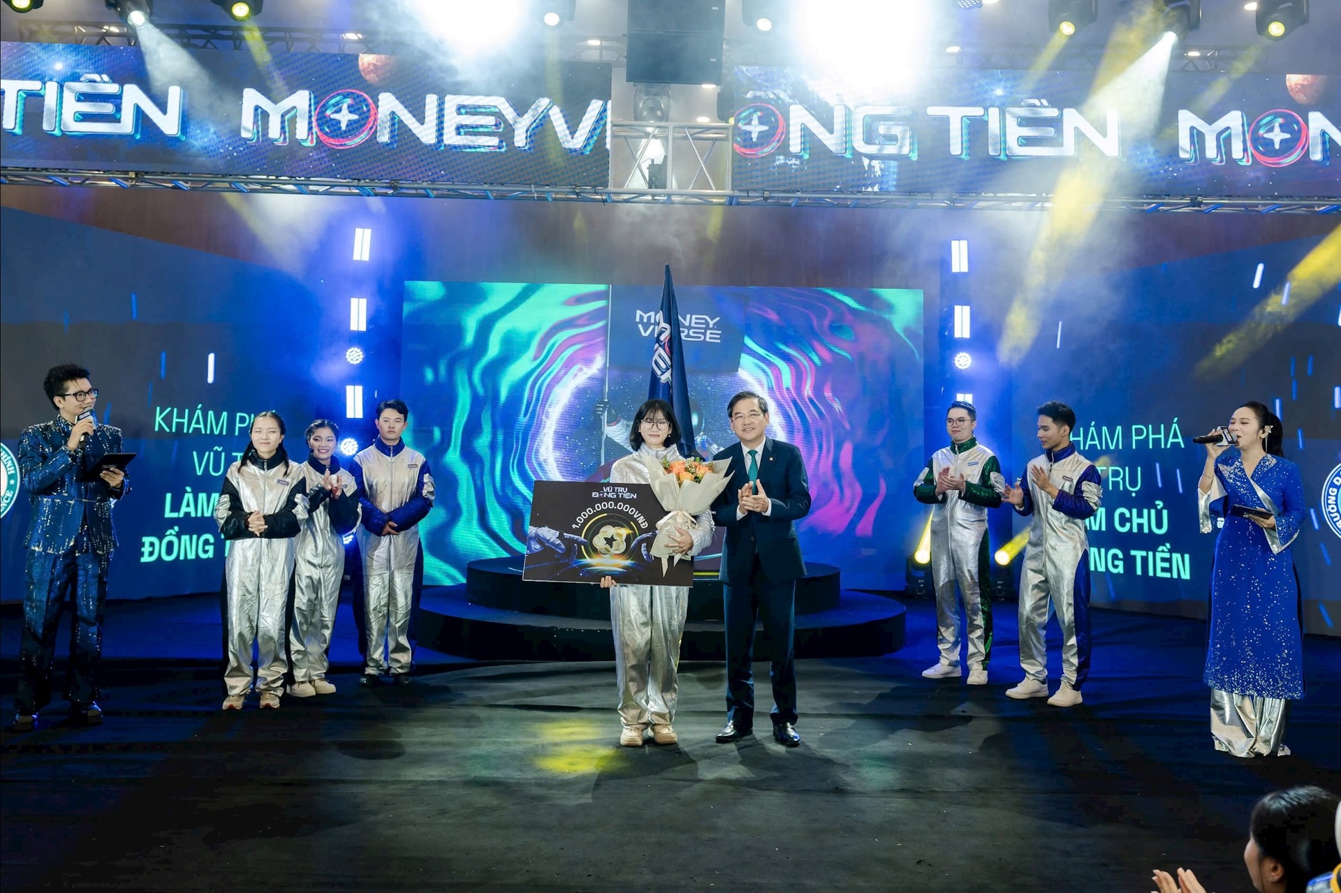 Mai Hương nhận giải quản quân trong sự hân hoan của cả khán phòng 1000 người