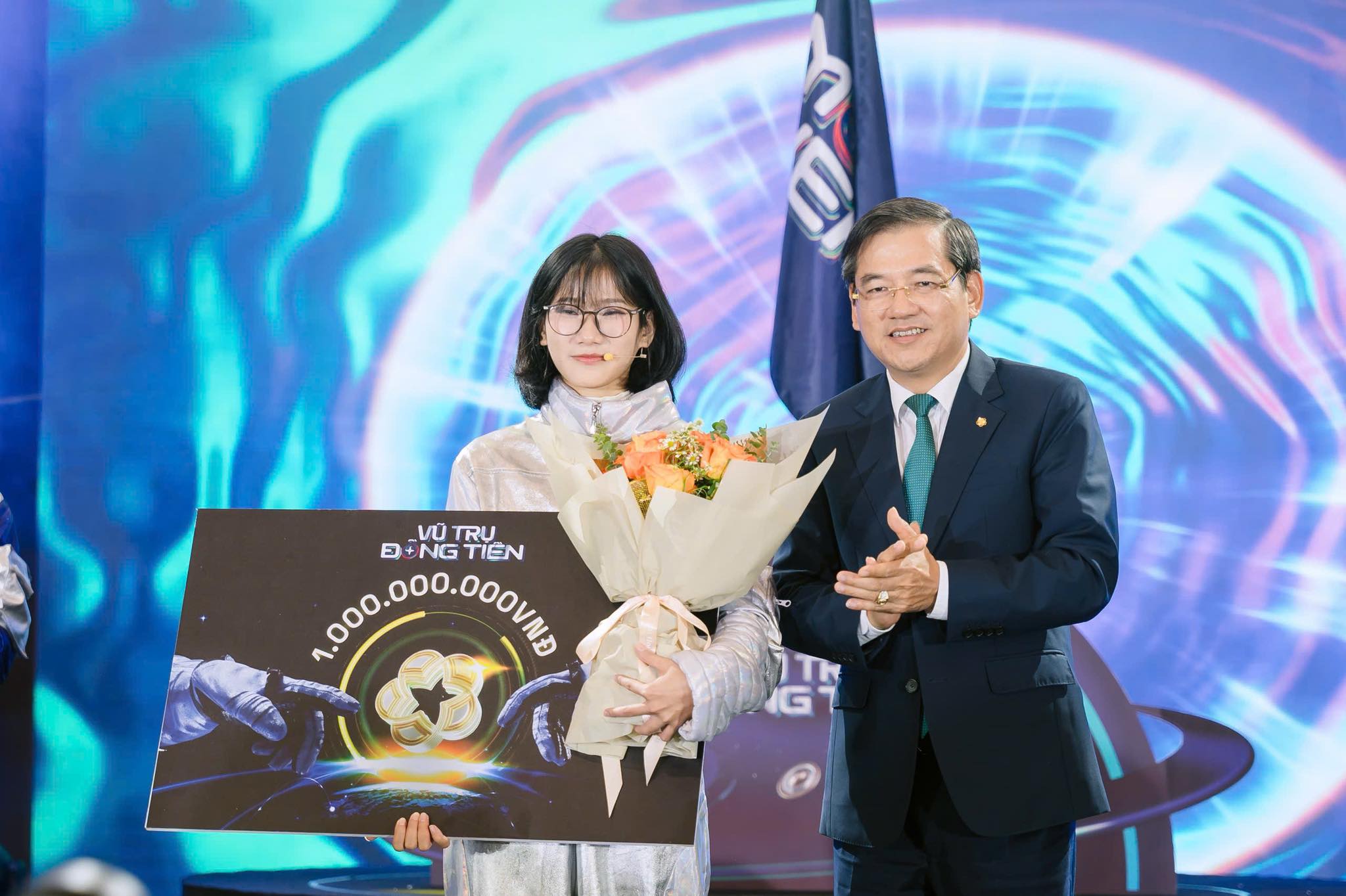 Ông Đặng Văn Tuyên - Ủy viên HĐQT BIDV trao phần thưởng 1 tỷ đồng tặng Phạm Thị Mai Hương - Quán quân Vũ trụ Đồng tiền 2025