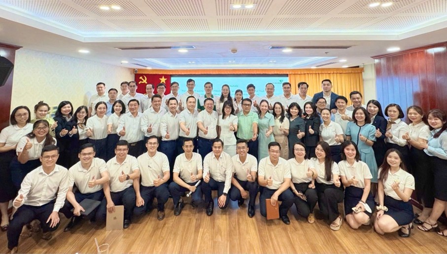 Các Chi nhánh Vietcombank trên địa bàn Tp.Hồ Chí Minh thể hiện sự quyết tâm tại buổi hội thảo về kế hoạch đồng hành cùng 29 cụm thuế cơ sở (hội thảo diễn ra vào buổi chiều cùng ngày tại trụ sở Vietcombank phía Nam)