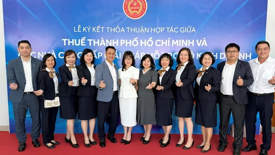 Đại diện Ban lãnh đạo Vietcombank và Ban Giám đốc các chi nhánh trên địa bàn Tp.Hồ Chí Minh tham dự buổi lễ