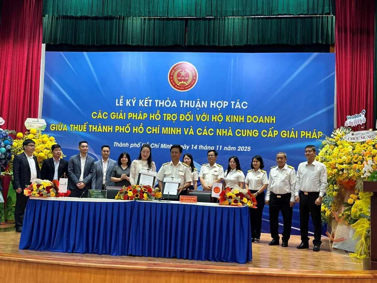 Bà Lê Mai Nga - Trưởng phòng Quản lý kênh Chi nhánh Vietcombank thực hiện ký kết hợp tác với đại diện lãnh đạo Thuế Tp.Hồ Chí Minh