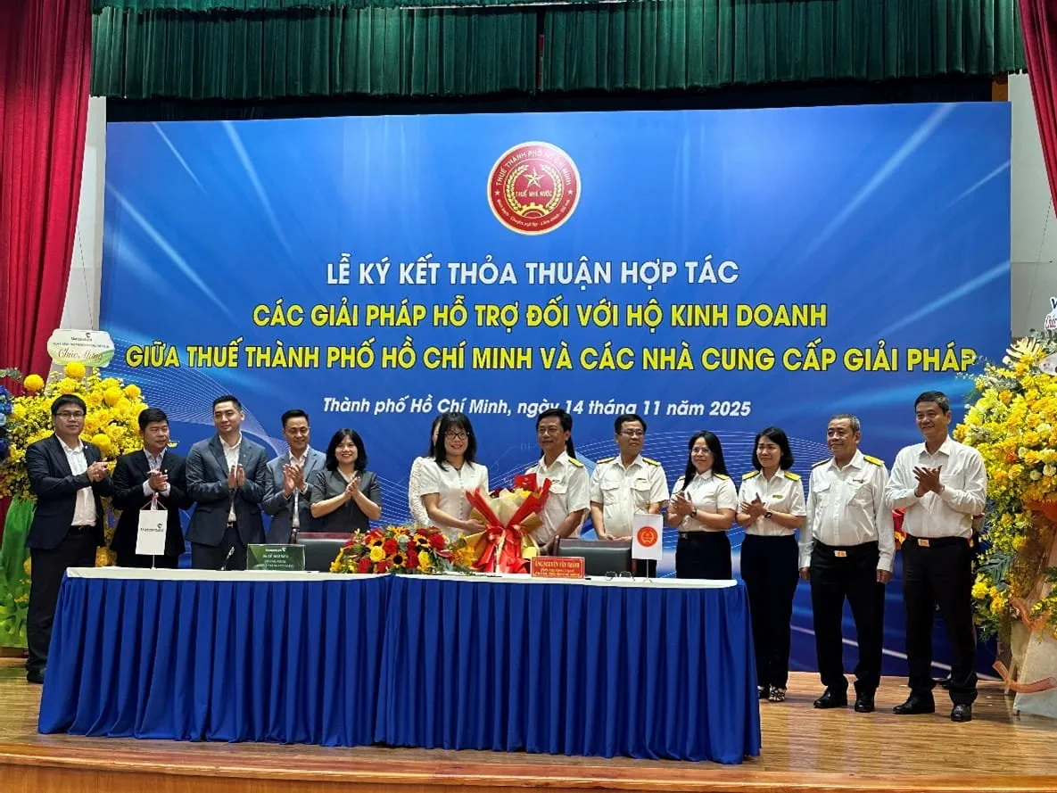 Bà Đoàn Hồng Nhung (hàng đầu bên trái) đại diện Vietcombank nhận hoa cảm ơn từ Lãnh đạo Thuế Tp.HCM tại buổi lễ