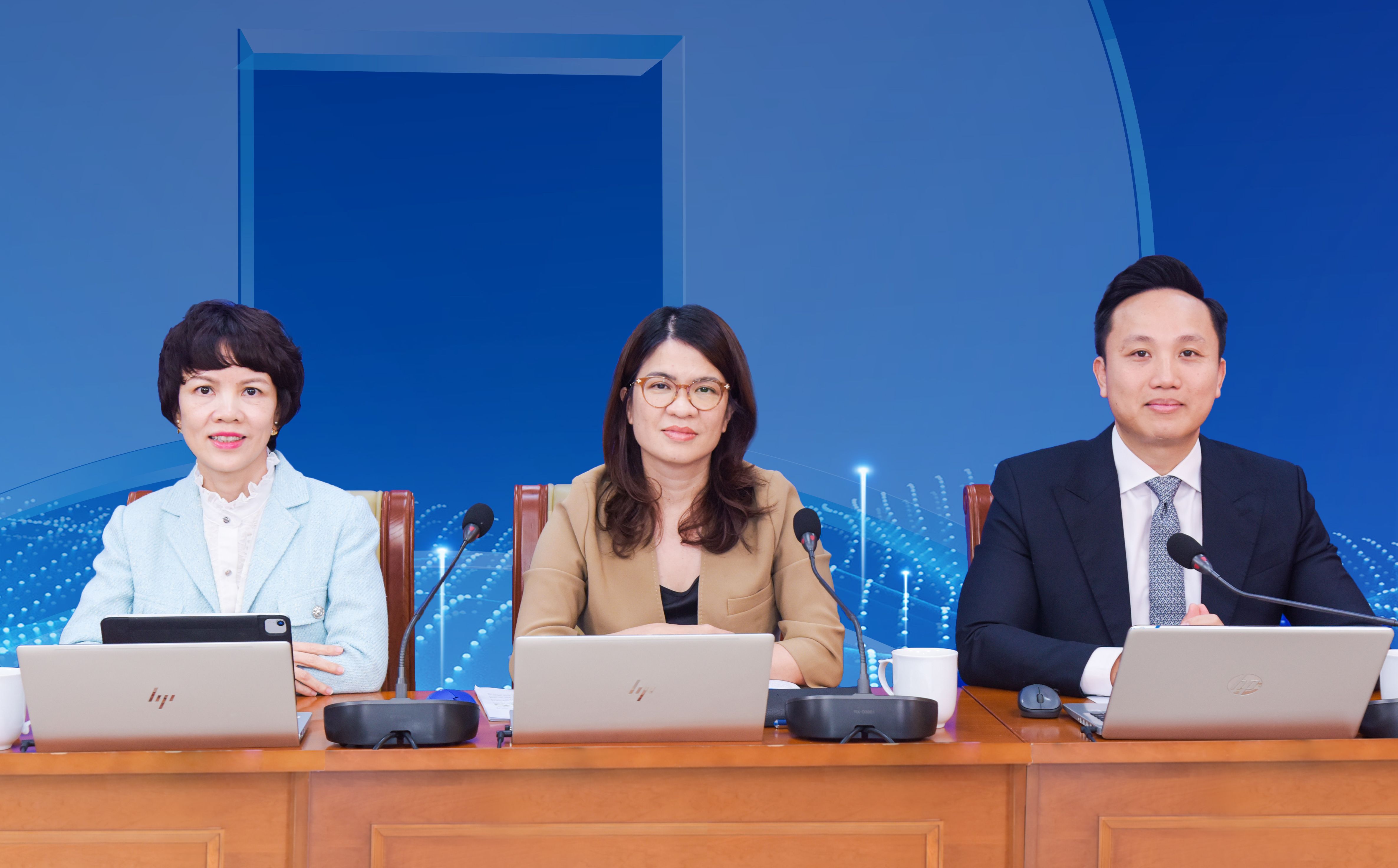 Thành viên Hội đồng Quản trị Phạm Thị Thanh Hoài (ở giữa) chủ trì Hội nghị cập nhật kết quả kinh doanh quý III/2025 của VietinBank