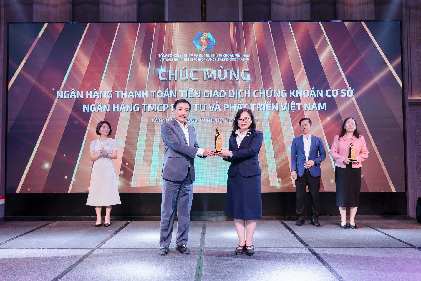 Ông Võ Hải Nam - Giám đốc BIDV chi nhánh Hà Thành thay mặt ngân hàng nhận biểu trưng “Ngân hàng thanh toán tiền giao dịch chứng khoán cơ sở”