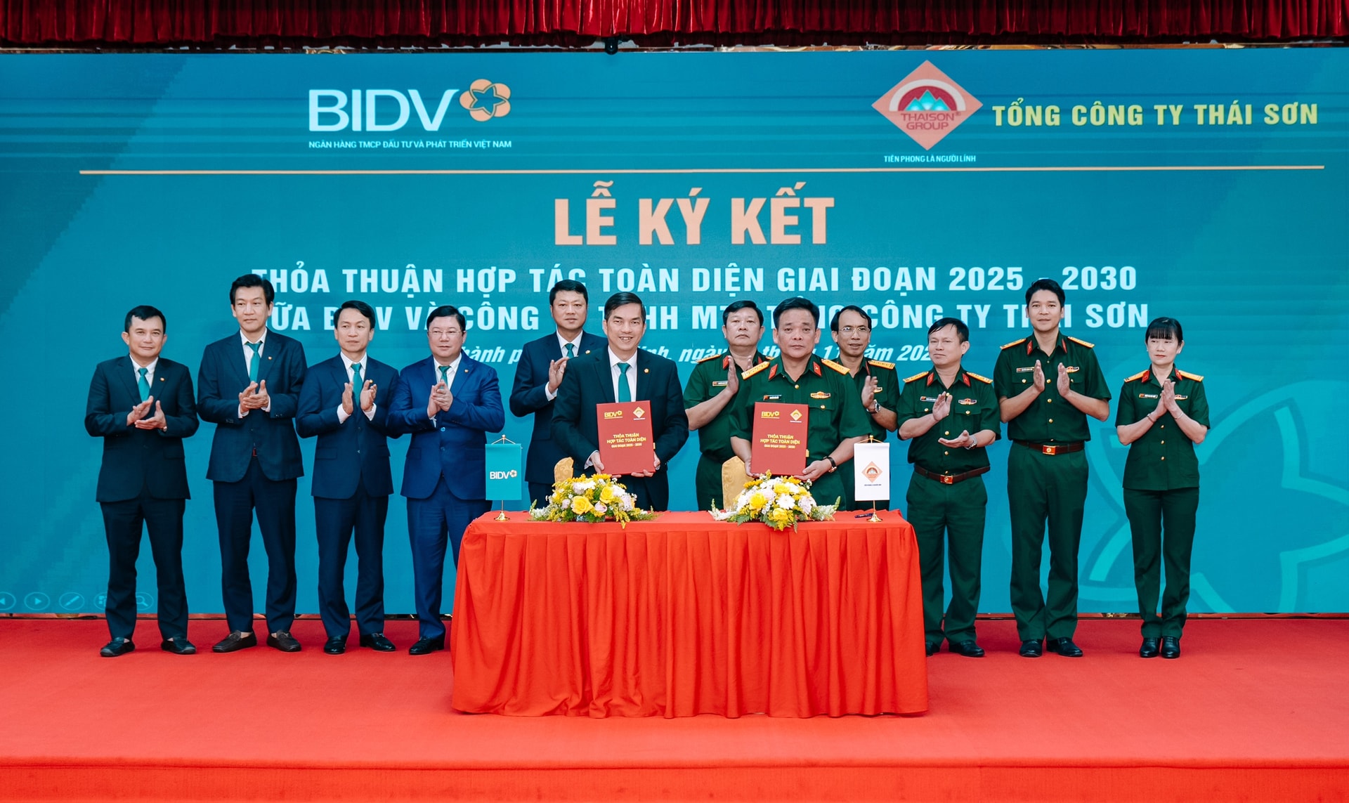 Lãnh đạo BIDV Chi nhánh Ba Tháng Hai và Tổng Công ty Thái Sơn đại diện 2 đơn vị ký kết thỏa thuận hợp tác