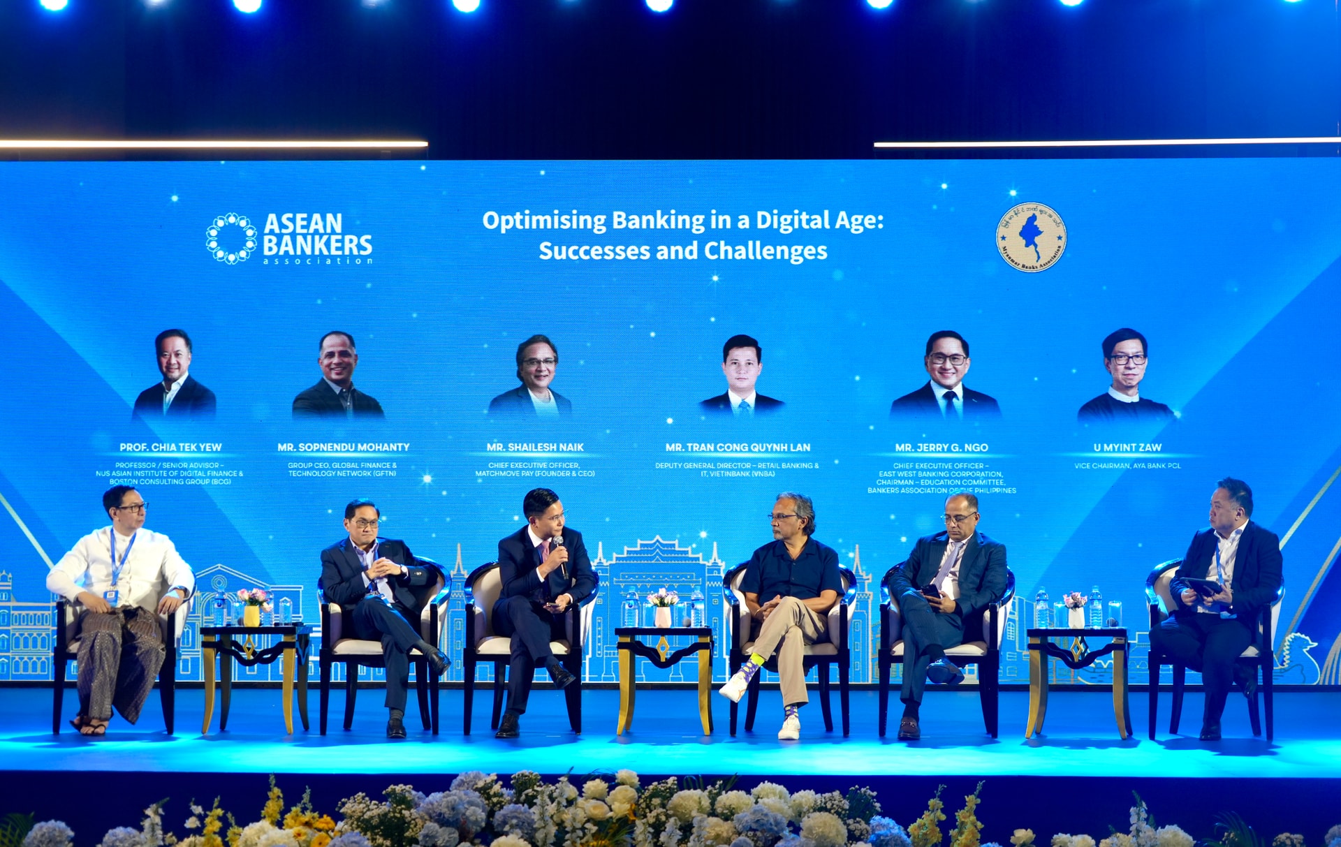 Các diễn giả tham gia thảo luận chuyên đề tại hội nghị. Phiên thảo luận có sự tham dự của ông Trần Công Quỳnh Lân - Phó Tổng Giám đốc VietinBank.