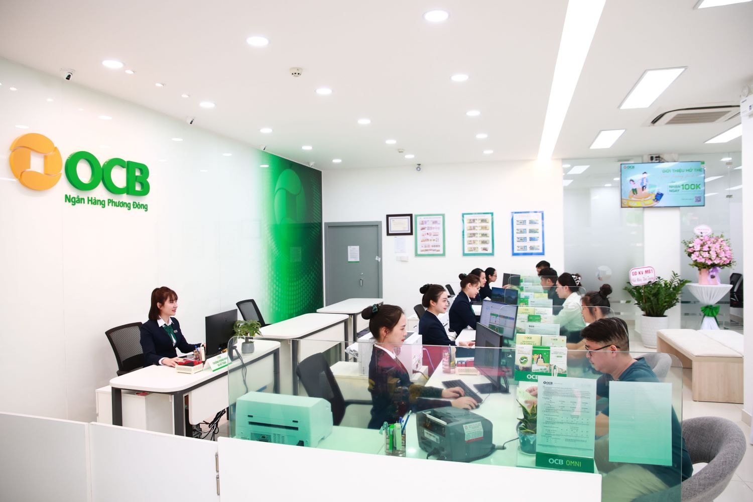 OCB cho phép dùng VNeID thay căn cước khi giao dịch tại quầy