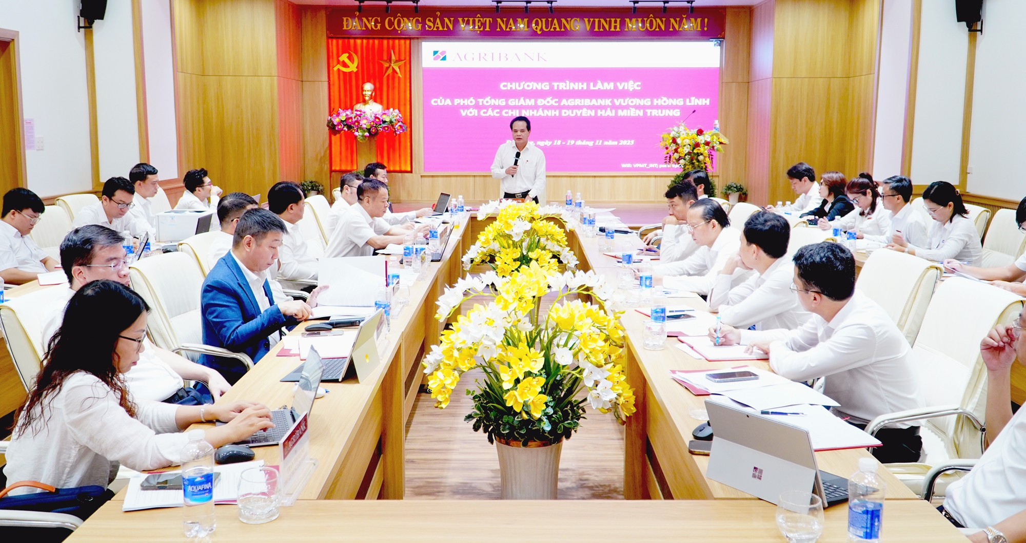 Phó Tổng Giám đốc Vương Hồng Lĩnh chủ trì chương trình làm việc với các chi nhánh khu vực miền Trung