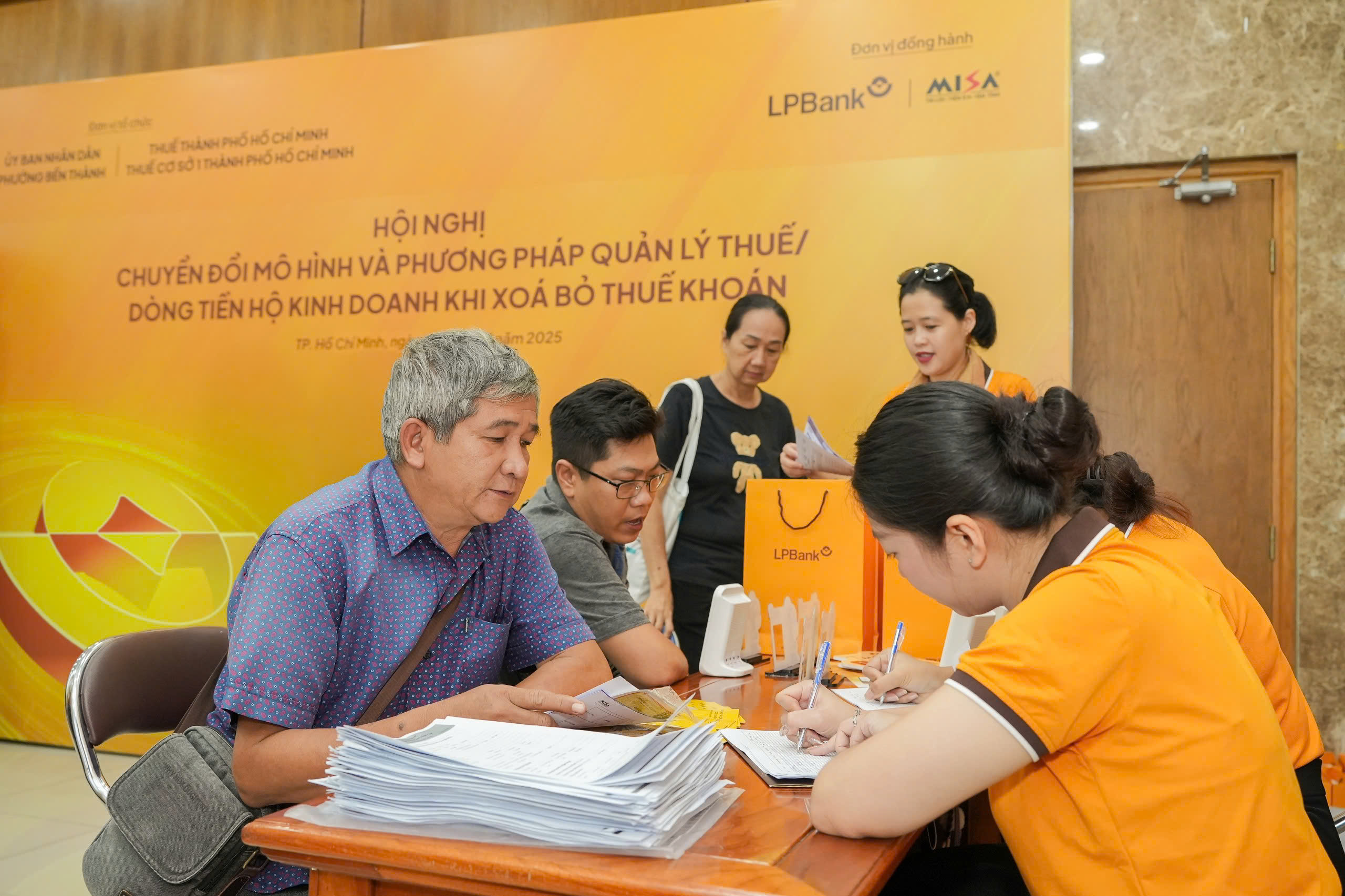 Xóa thuế khoán: LPBank mở gói giải pháp giúp hộ kinh doanh, tiểu thương chuyển đổi dễ dàng