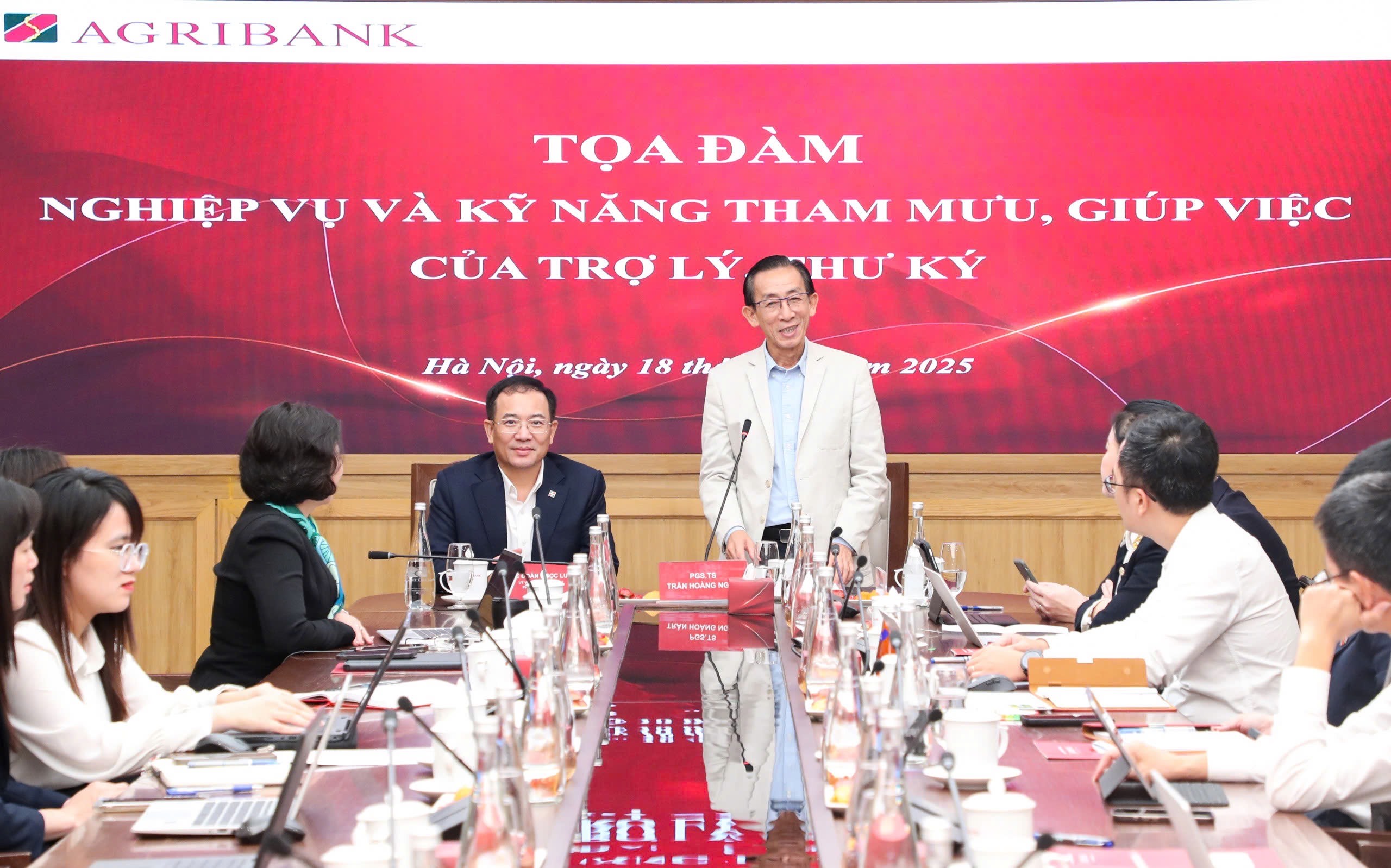 PGS.TS Trần Hoàng Ngân - Đại biểu Quốc hội khóa XV, Đoàn TP. Hồ Chí Minh chia sẻ các chuyên đề tại buổi Tọa đàm