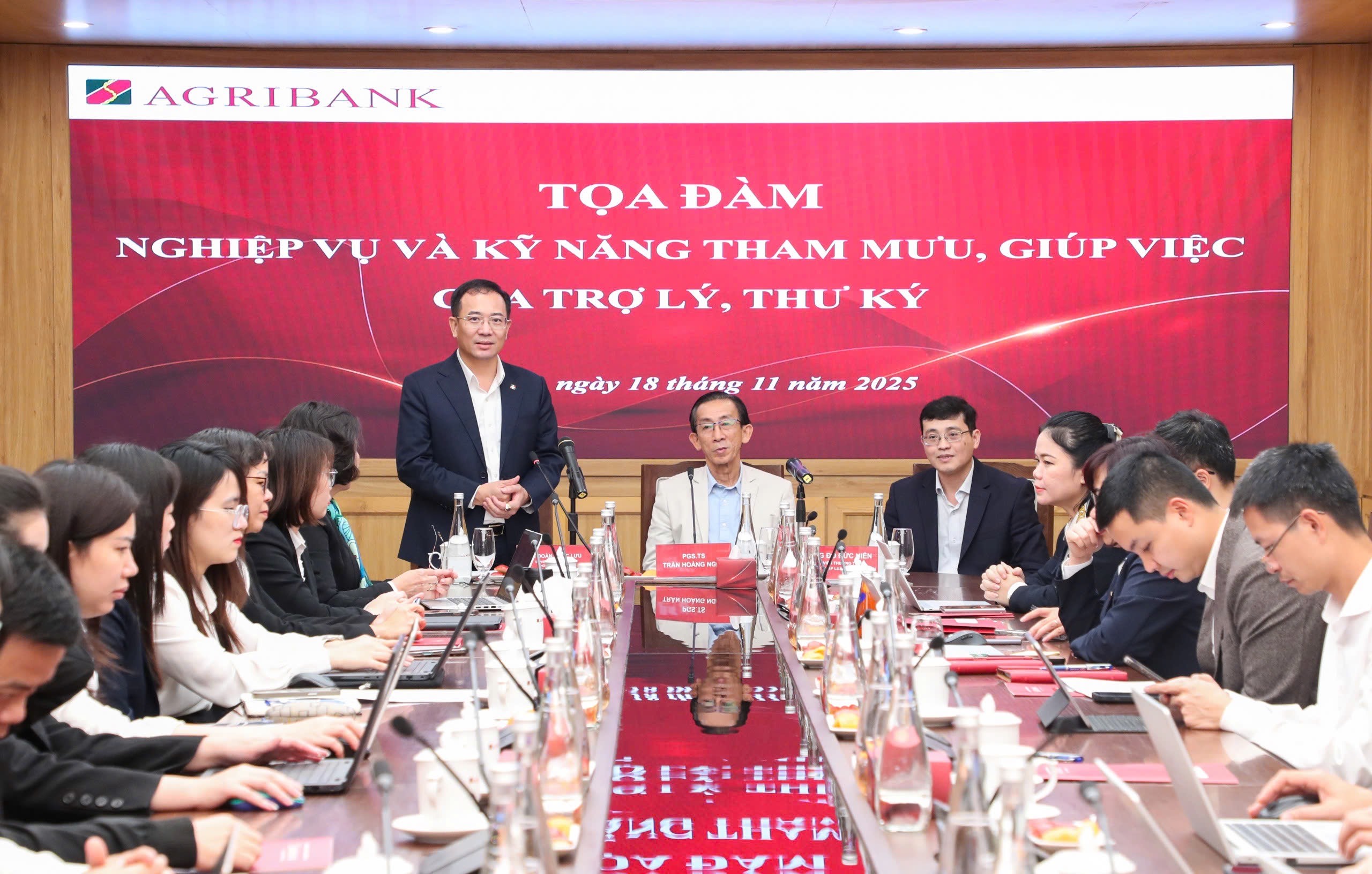 Đồng chí Đoàn Ngọc Lưu - Ủy viên Ban Thường vụ Đảng ủy, Phó Tổng Giám đốc Agribank phát biểu khai mạc Tọa đàm