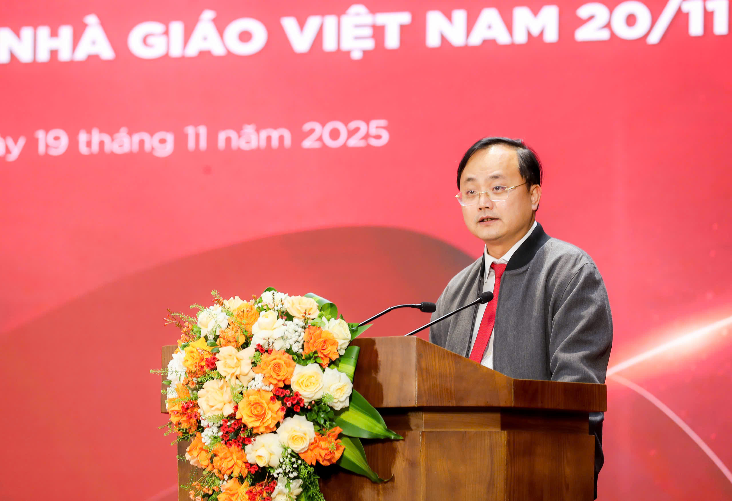 Đồng chí Tô Huy Vũ - Bí thư Đảng ủy, Chủ tịch Hội đồng thành viên phát biểu chỉ đạo tại Chương trình kỷ niệm