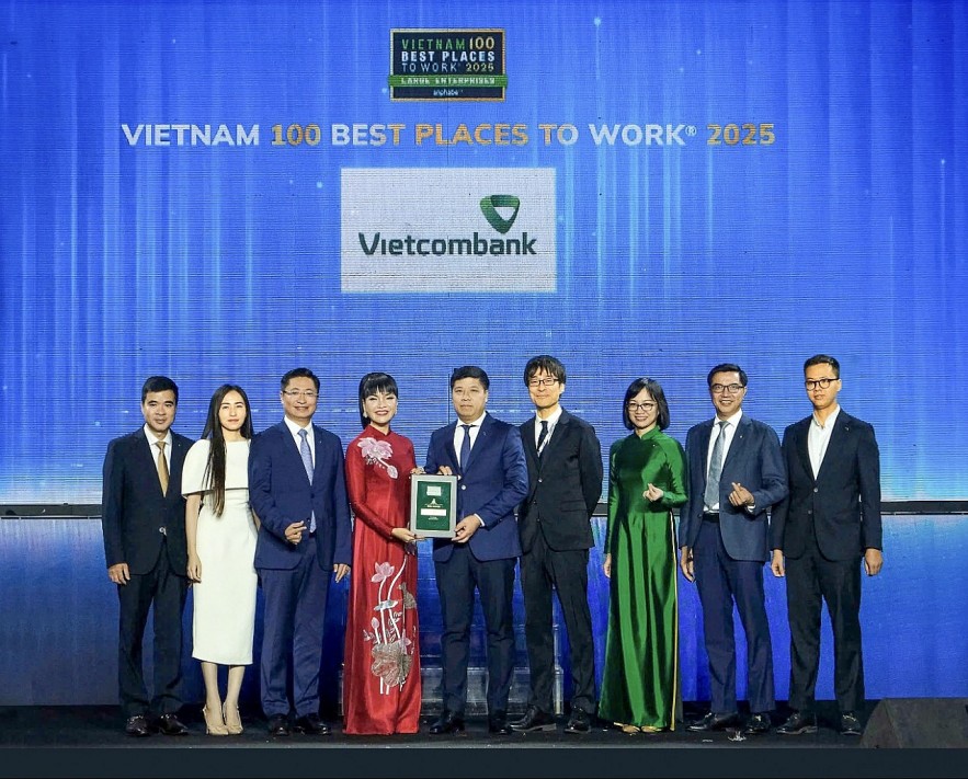 Ông Hồng Quang - Thành viên Hội đồng quản trị kiêm Giám đốc Khối Nhân sự Vietcombank và các đại biểu Vietcombank nhận chứng nhận “Nơi làm việc tốt nhất Việt Nam năm 2025” từ Công ty Anphabe và đại diện BTCP