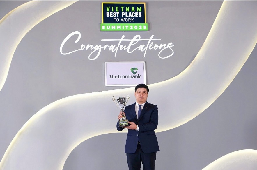 Ông Hồng Quang - Thành viên Hội đồng quản trị kiêmGiám đốc Khối Nhân sự Vietcombank nhận giảithưởng “Nơi làm việc tốt nhất Việt Nam năm 2025” do Công ty Anphabe trao tặng.
