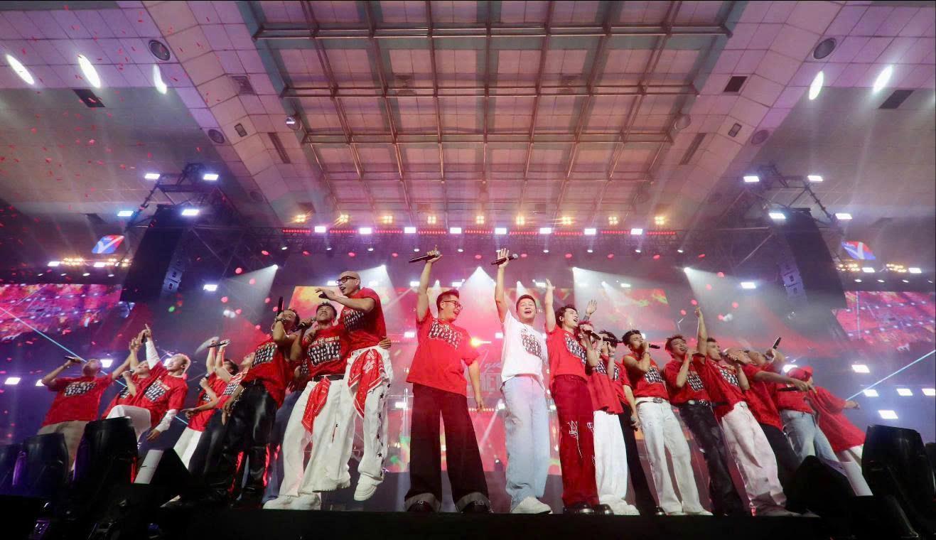 Vikki lan tỏa yêu thương: Đêm nhạc “Tôi! Người Việt Nam” & 5,3 tỷ đồng chuyển tới đồng bào bão lũ