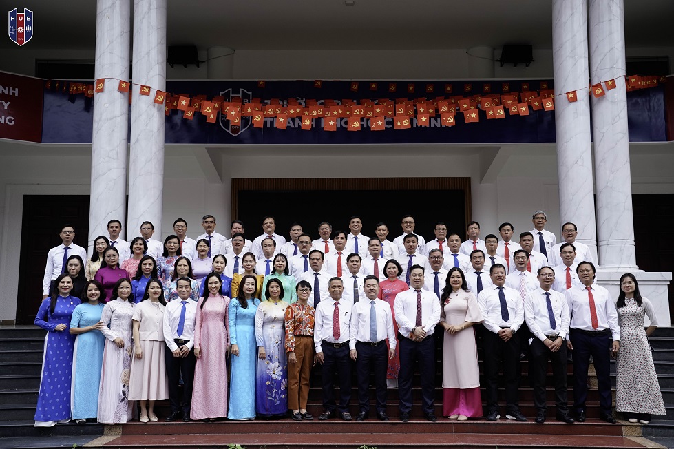Phó Thống đốc Nguyễn Ngọc Cảnh, các đồng chí đại diện Vụ, Cục của NHNN chụp hình cùng Ban lãnh đạo, cán bộ chủ chốt Trường Đại học Ngân hàng TP. Hồ Chí Minh