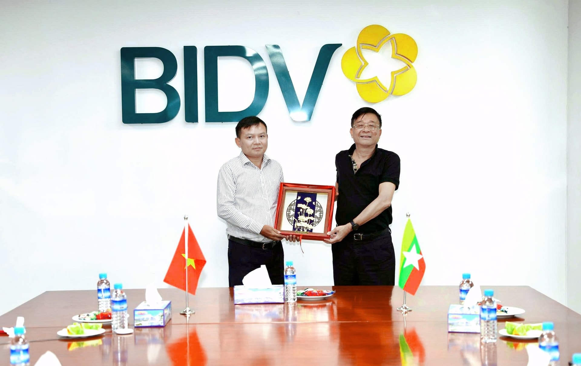 Phó Chủ tịch kiêm Tổng Thư ký Nguyễn Quốc Hùng trao quà lưu niệm cho ông Nguyễn Quang Ngọc - Giám đốc BIDV chi nhánh Yangon.