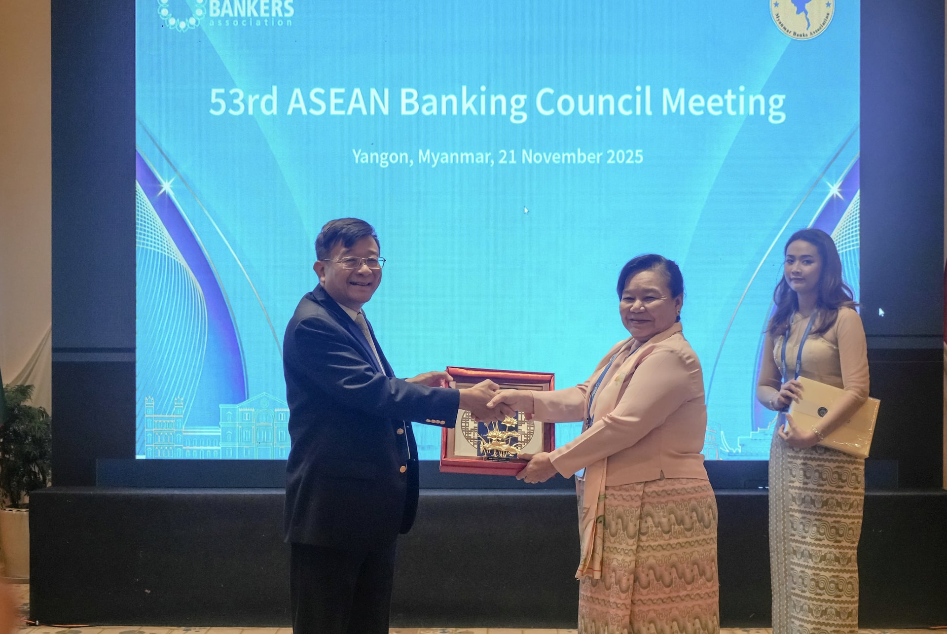 Phó Chủ tịch kiêm Tổng Thư Thư ký Nguyễn Quốc Hùng trao quà lưu niệm cho bà Daw Khin Saw Oo, Chủ tịch Hiệp hội Ngân hàng Myanmar (MBA)