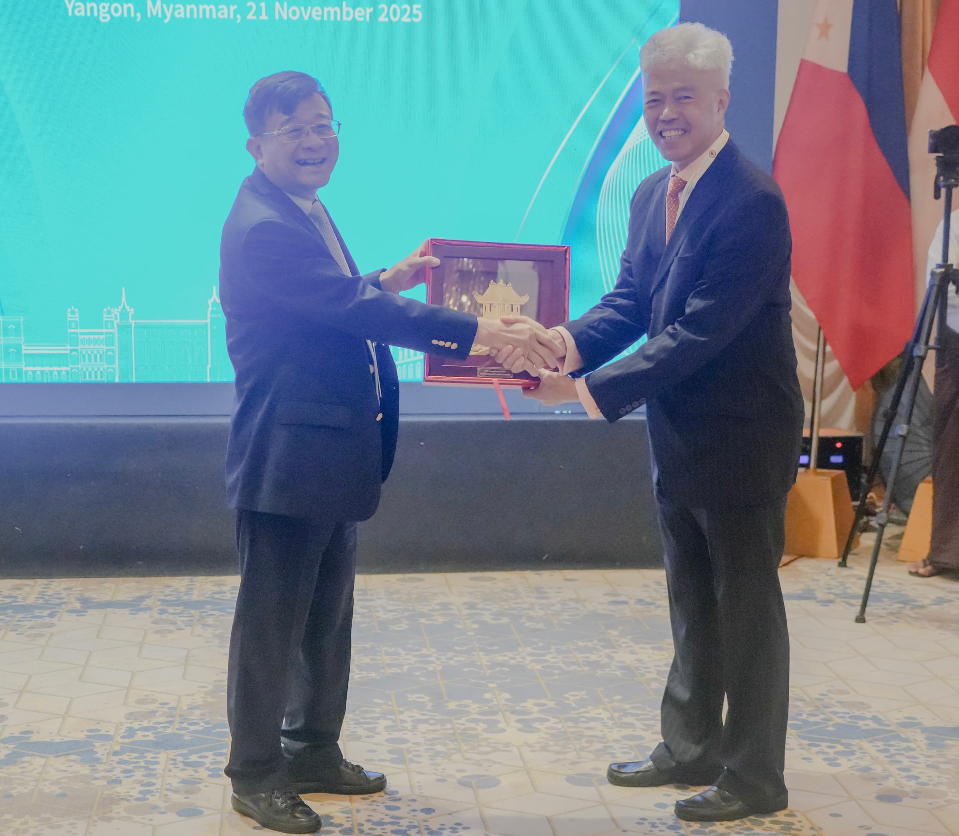 Phó Chủ tịch kiêm Tổng Thư Thư ký Nguyễn Quốc Hùng trao quà lưu niệm cho ông Paul Gwee, Tổng Thư ký Hiệp hội Ngân hàng ASEAN