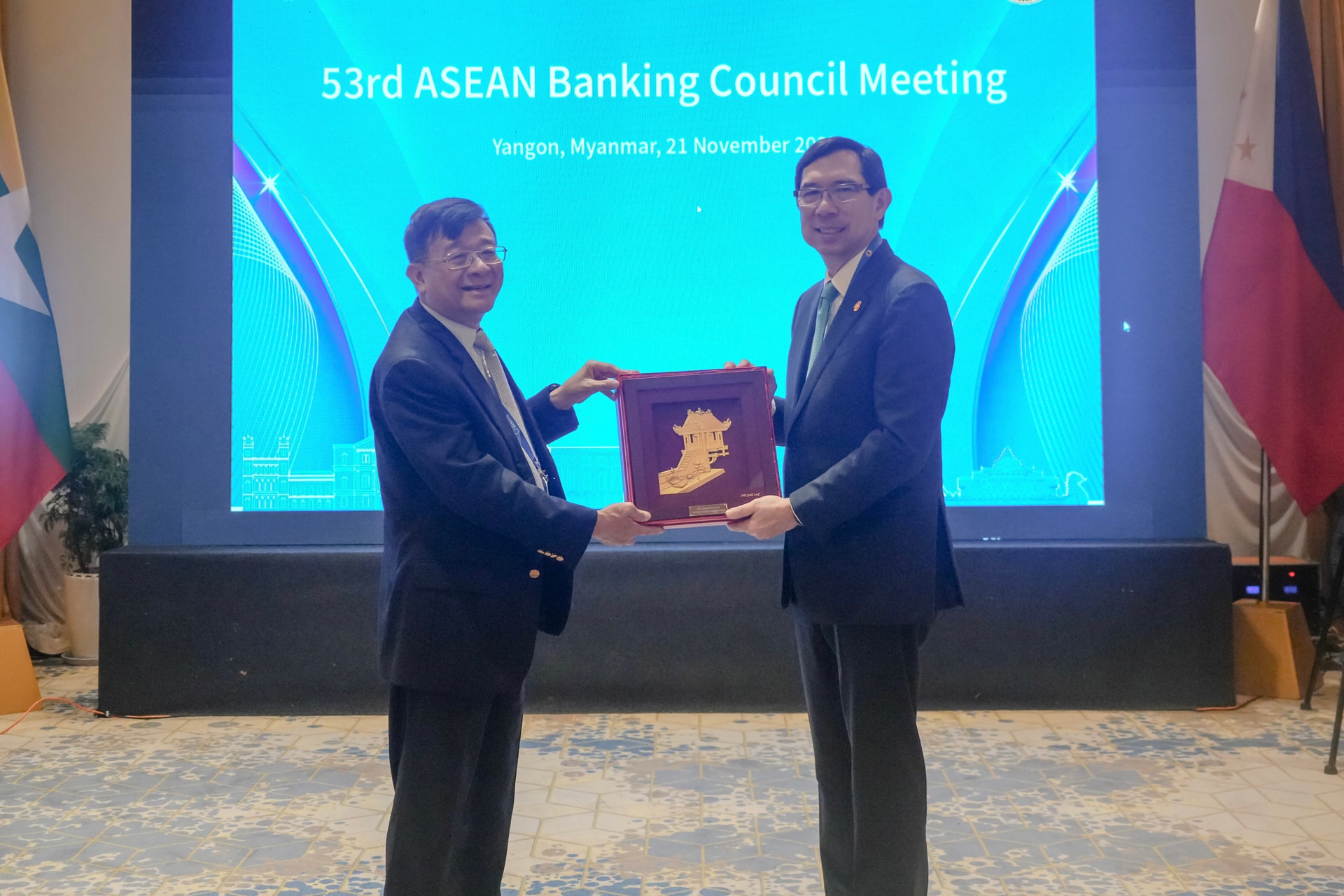 Phó Chủ tịch kiêm Tổng Thư Thư ký Nguyễn Quốc Hùng trao quà lưu niệm cho ông Joe Teodoro K. Limcaoco, Chủ tịch Hiệp hội Ngân hàng ASEAN (ABA)