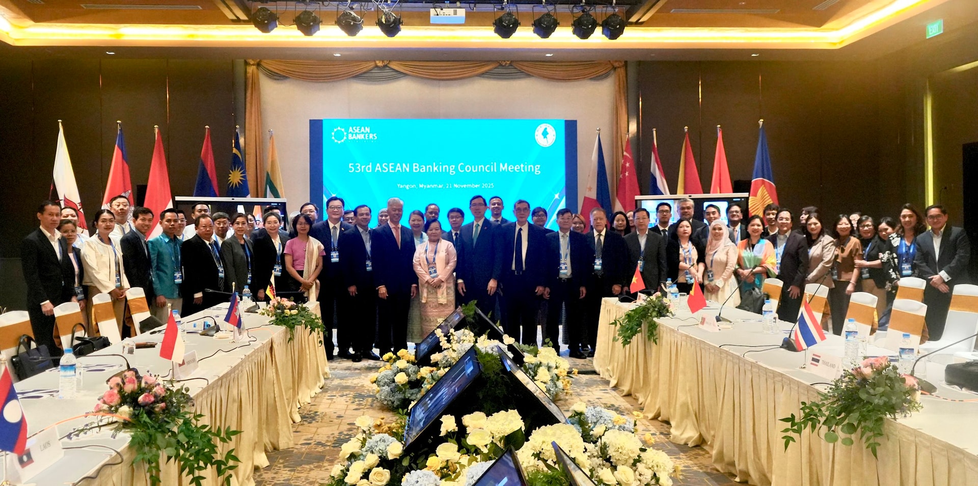 Các đại biểu tham dự hội nghị chụp ảnh lưu niệm