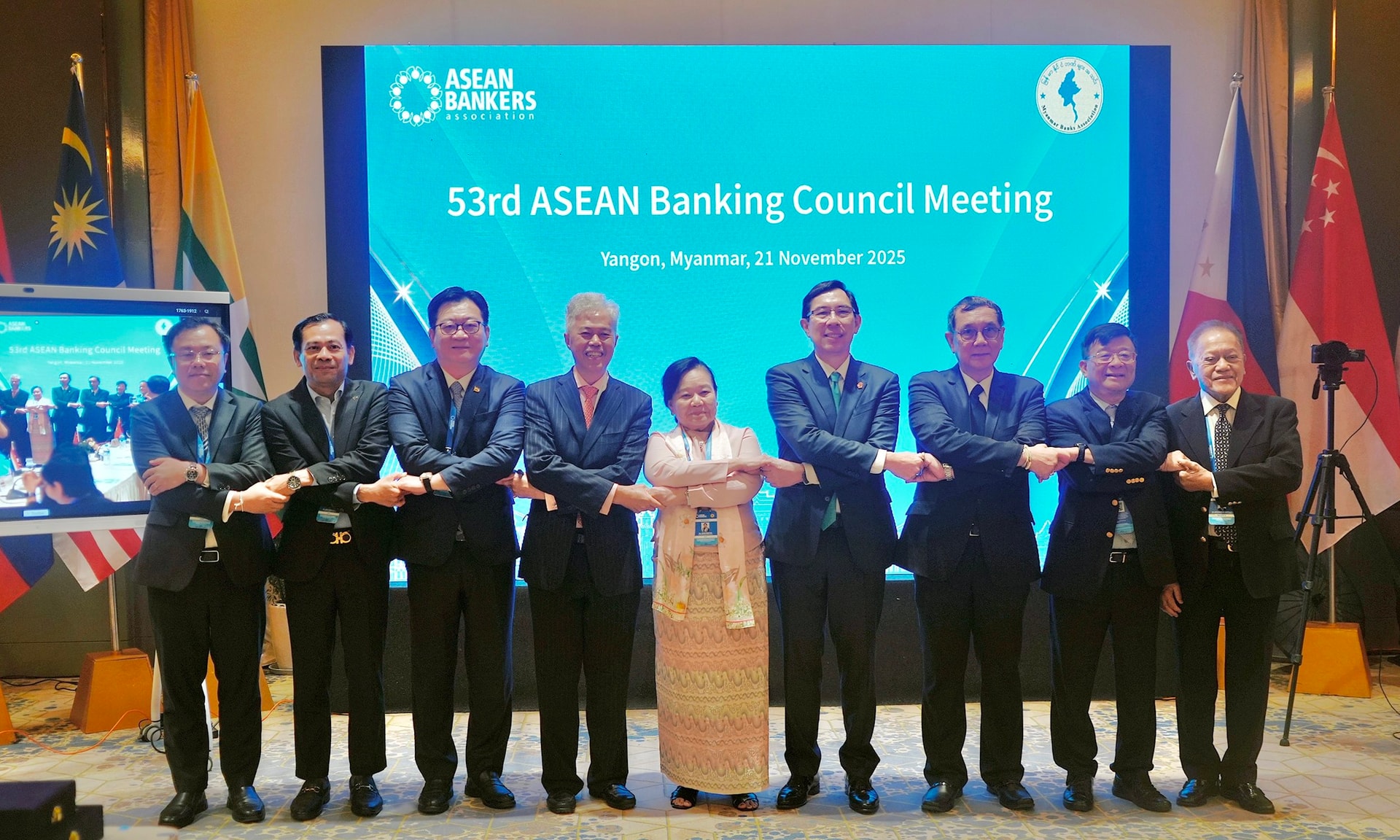 Trưởng các đoàn đại biểu Hiệp hội Ngân hàng các quốc gia ASEAN chụp ảnh cùng Chủ tịch và Tổng Thư ký Hiệp hội Ngân hàng ASEAN và khách mời