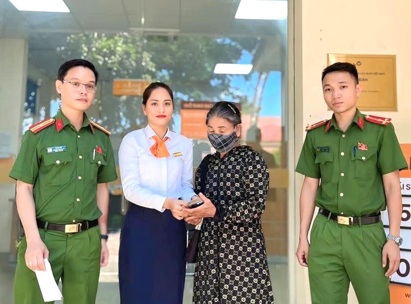 Cán bộ nhân viên LPBank tại PDG Bưu điện nâng cấp Nghĩa Đàn (Nghệ An) giúp khách hàng thoát khỏi lừa đảo