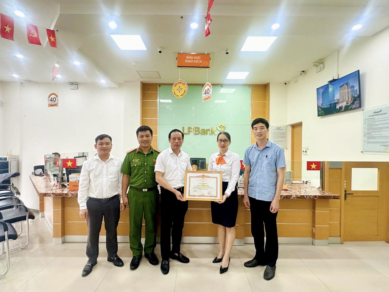 Giao dịch viên ngân hàng LPBank nhận bằng khen từ lãnh đạo và công an xã Lục Nam (Bắc Ninh)