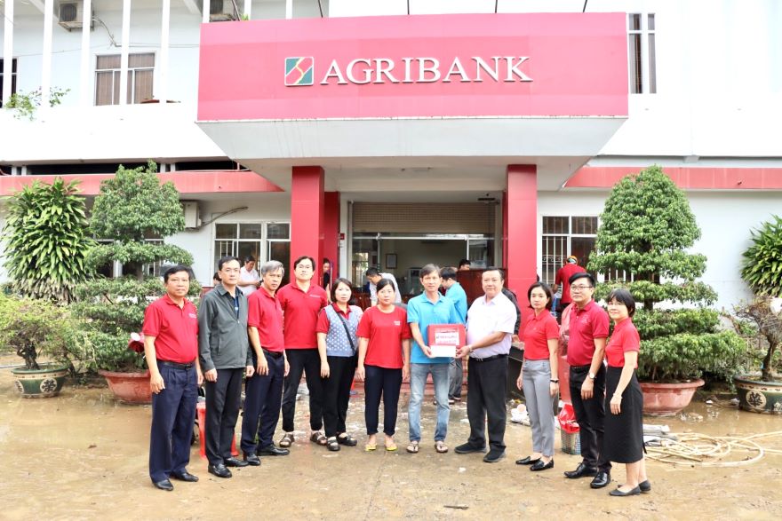 Đại diện VPMT trao phần quà động viên, hỗ trợ cho cán bộ, người lao động Agribank Chi nhánh Khánh Hòa