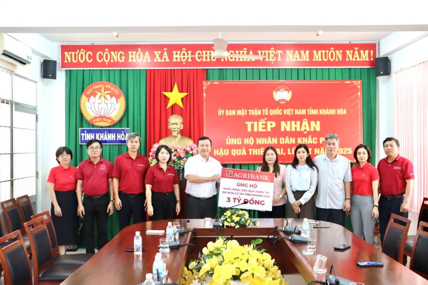Đại diện Agribank, ông Nguyễn Tiến Trường - Trưởng Văn phòng đại diện khu vực Miền trung trao ủng hộ tỉnh Khánh Hòa