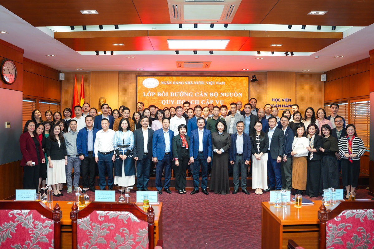 Phó Thống đốc Phạm Thanh Hà chụp ảnh cùng các học viên tại lớp bồi dưỡng