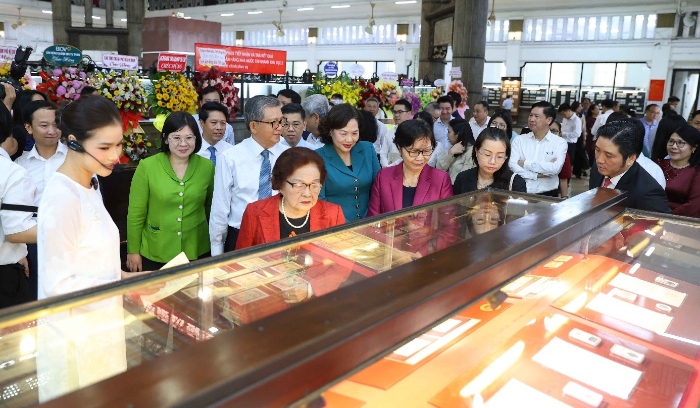 Thống đốc NHNN Nguyễn Thị Hồng và lãnh đạo Thành phố Hồ Chí Minh, nguyên lãnh đạo ngành Ngân hàng các thời kỳ tham quan triển lãm