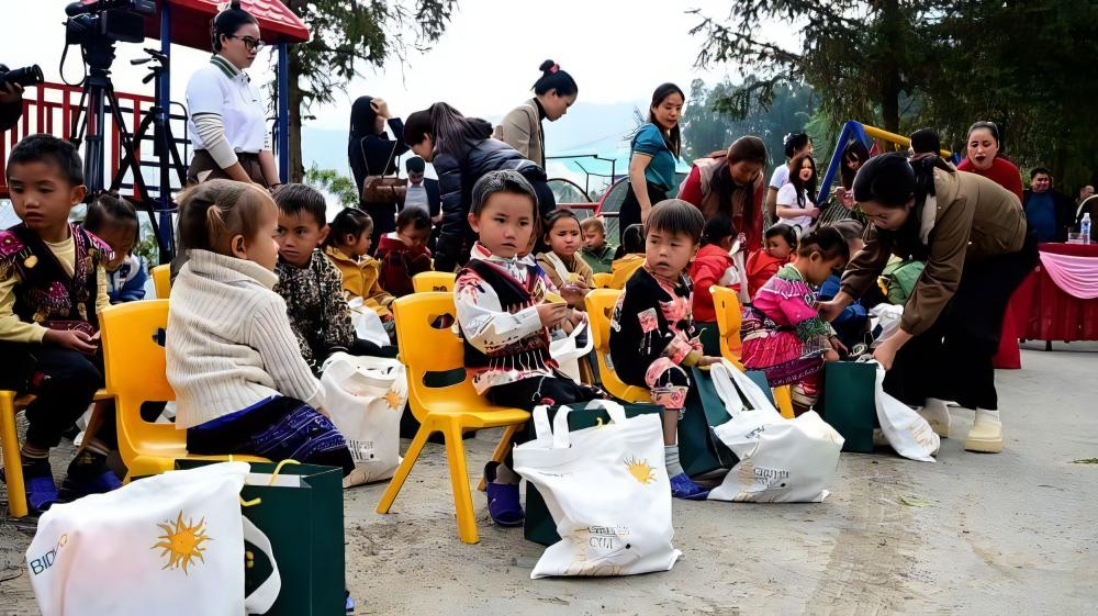 Các em học sinh điểm trường Sín Chải vui mừng nhận những món quà tặng từ tấm lòng tình cảm của cán bộ công đoàn viên BIDV