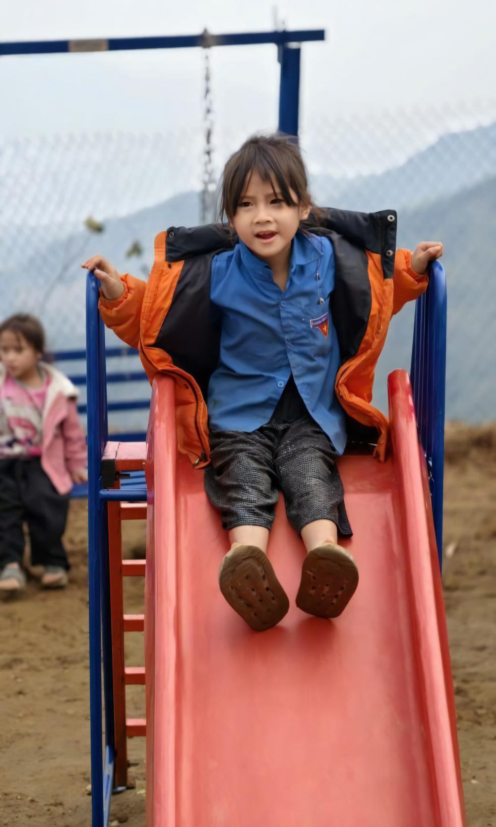 Các em học sinh dân tộc Dáy, Hà Nhì, Hmong, Dao điểm trường Sín Chải hào hứng với khu vui chơi ngoài trời đầy màu sắc và hữu ích cho vận động thể chất