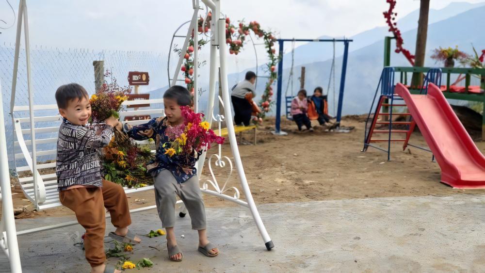 Các em học sinh dân tộc Dáy, Hà Nhì, Hmong, Dao điểm trường Sín Chải hào hứng với khu vui chơi ngoài trời đầy màu sắc và hữu ích cho vận động thể chất