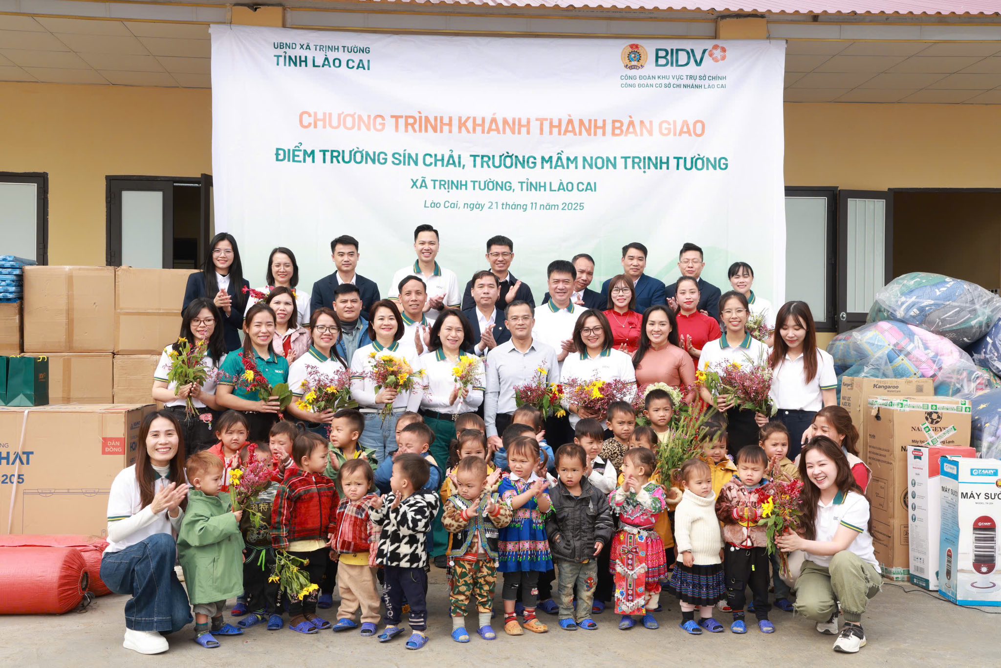 Thầy và trò điểm trường Sín Chải mừng vui được học tập, giảng dạy trong điểm trường mới khang trang, tiện ích tiêu chuẩn