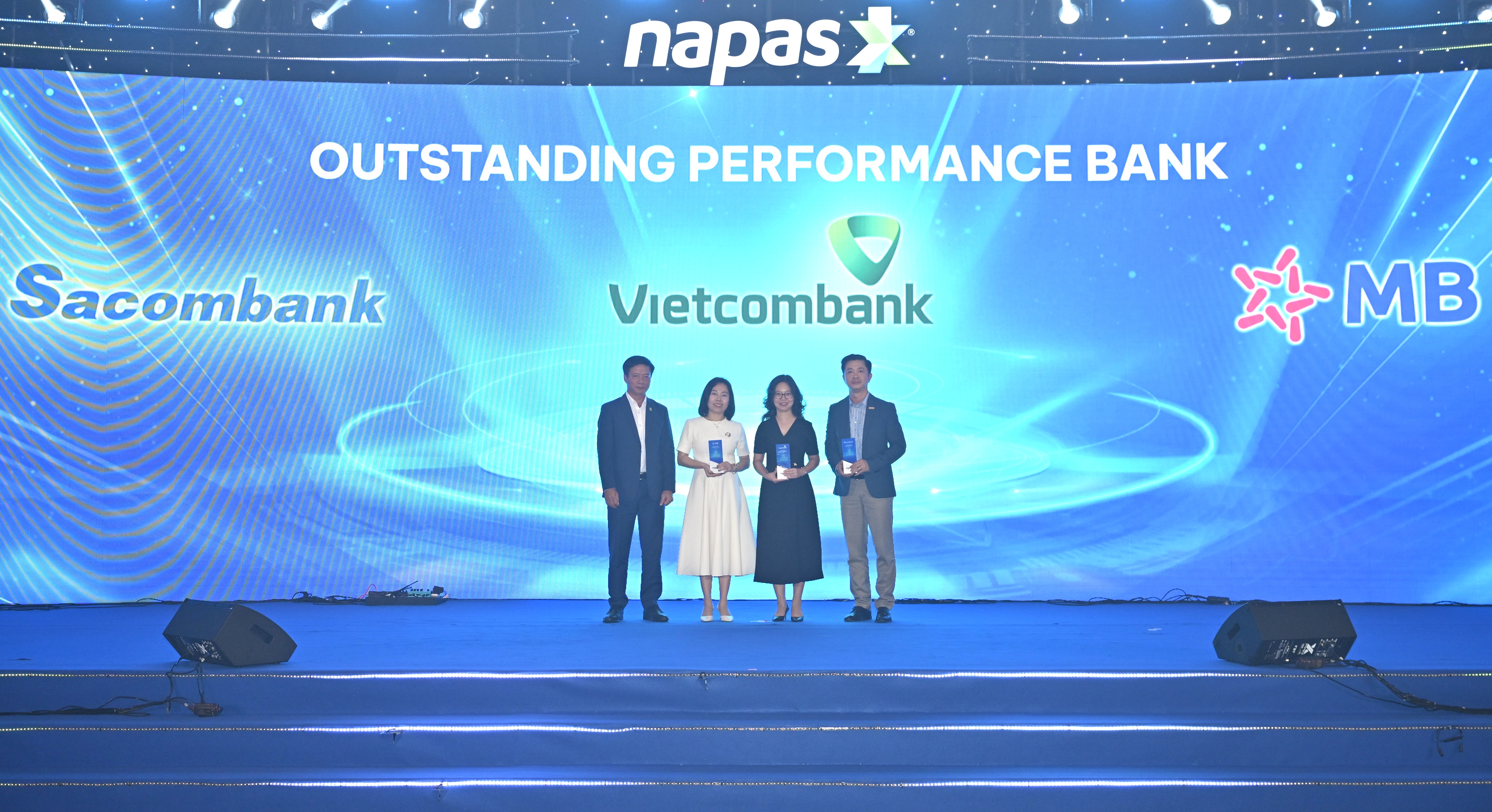 Tổng Giám đốc NAPAS trao giải cho đại diện Vietcombank, MB và Sacombank