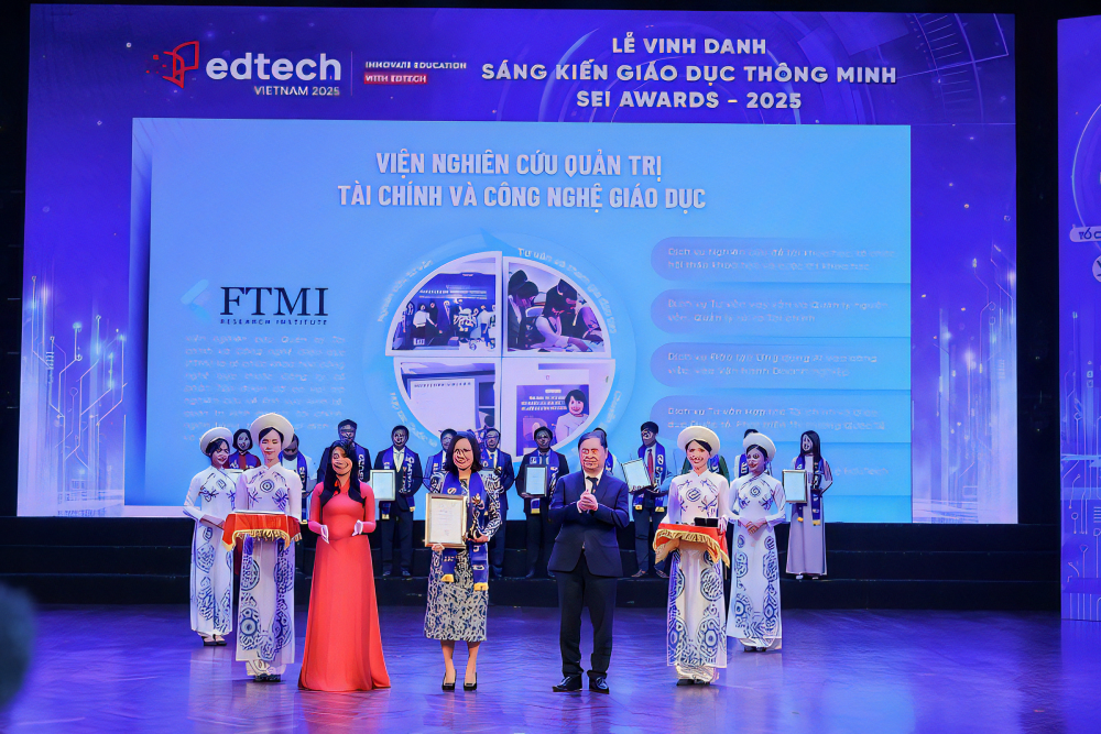 Bà Trần Thị Bình Nguyên, Phó Chủ tịch Tập đoàn UB nhận hoa và chứng nhận vinh danh từ Ban tổ chức