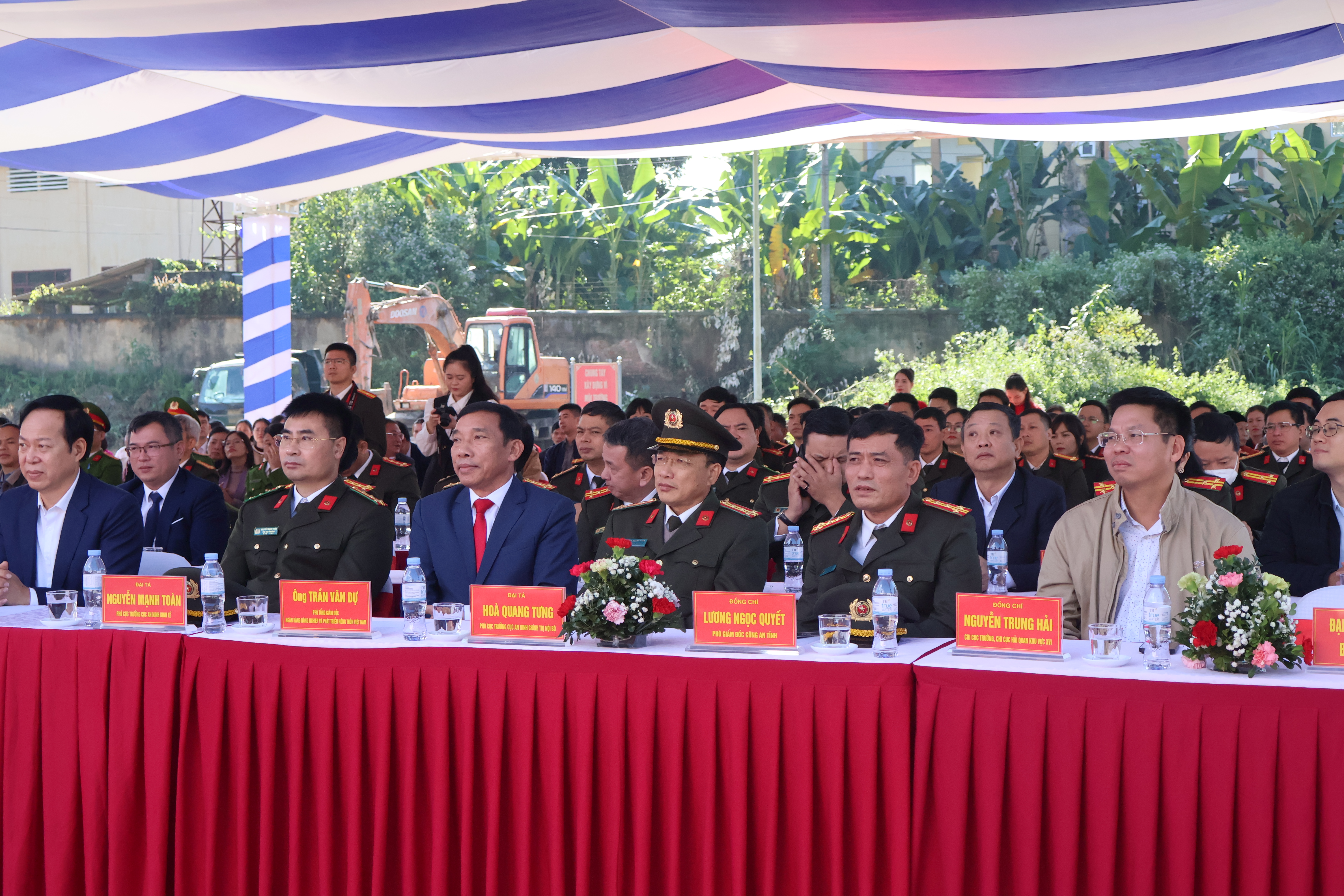 Các đại biểu tham dự buổi lễ