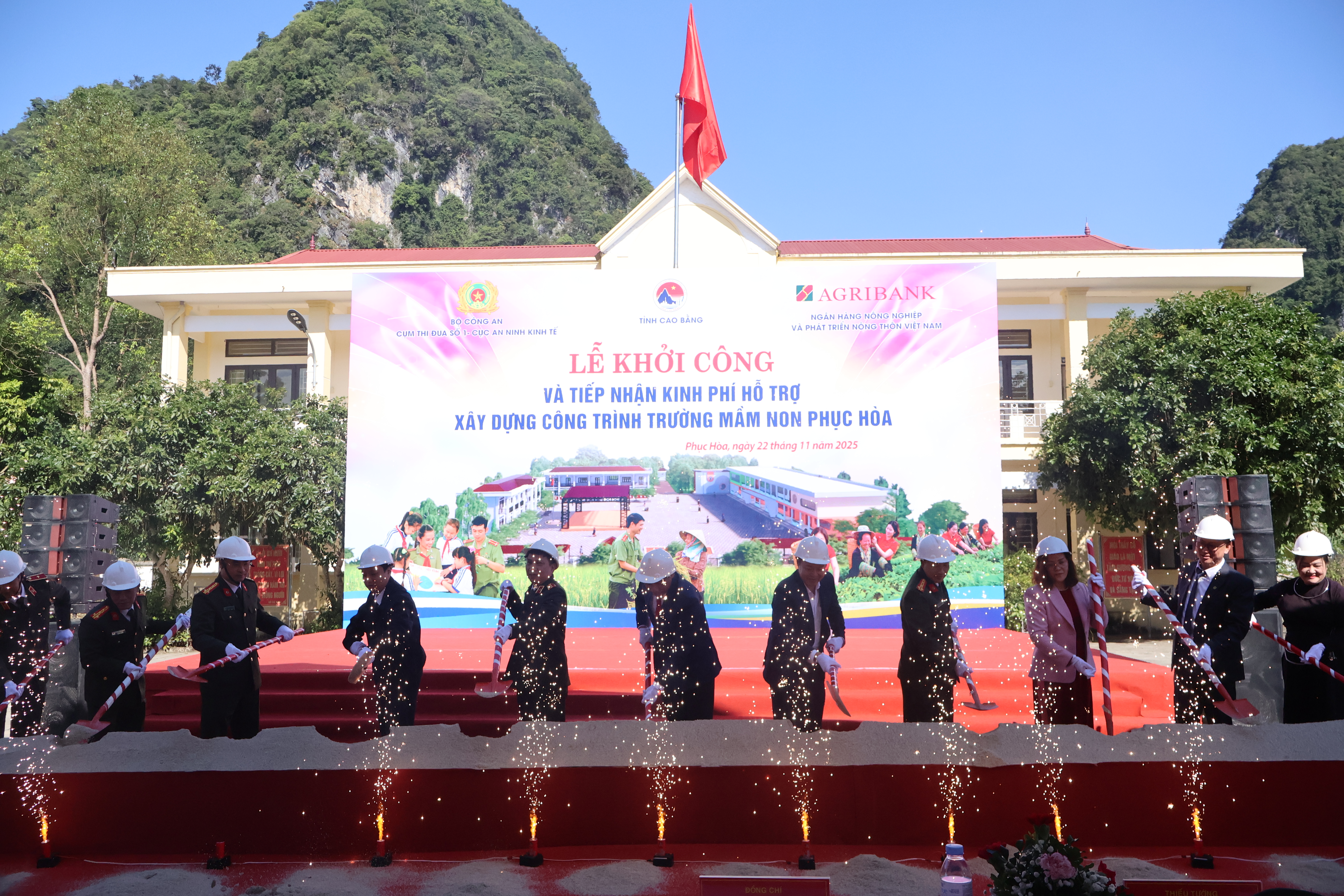 Các đại biểu đại diện các đơn vị thực hiện nghi thức khởi công xây dựng công trình Trường Mầm non Phục Hòa