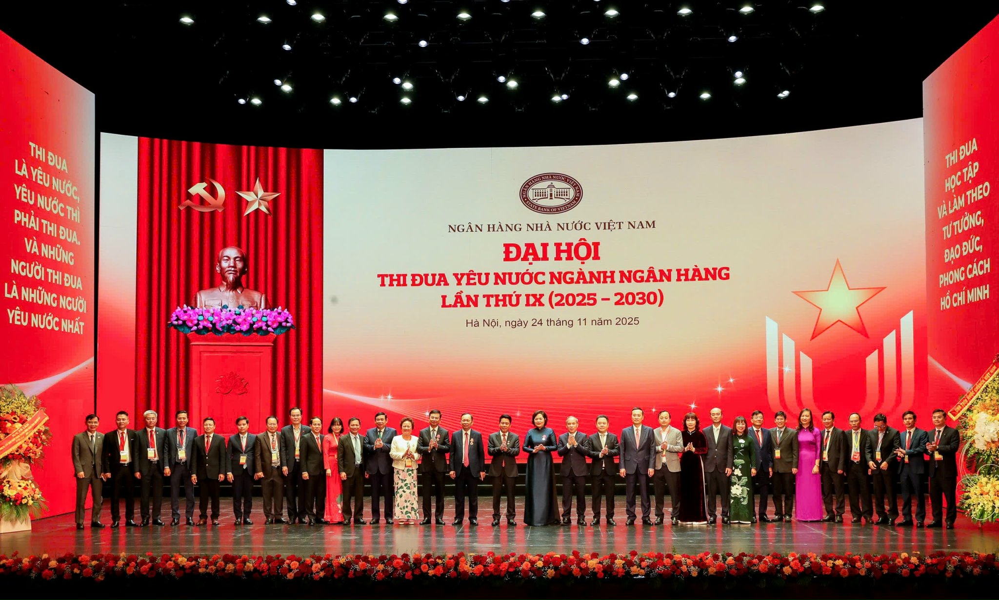 Đồng chí Tô Huy Vũ - Bí thư Đảng ủy, Chủ tịch Hội đồng thành viên Agribank (đứng thứ 12 từ phải sang) chụp hình lưu niệm cùng Ban lãnh đạo NHNN và các NHTM tại Đại hội Thi đua yêu nước ngành NH lần thứ IX